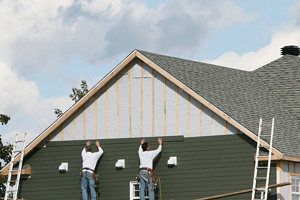 Professional Siding Repair technician working in Bloomingburg, OH